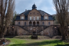 Die Front des Haupthauses